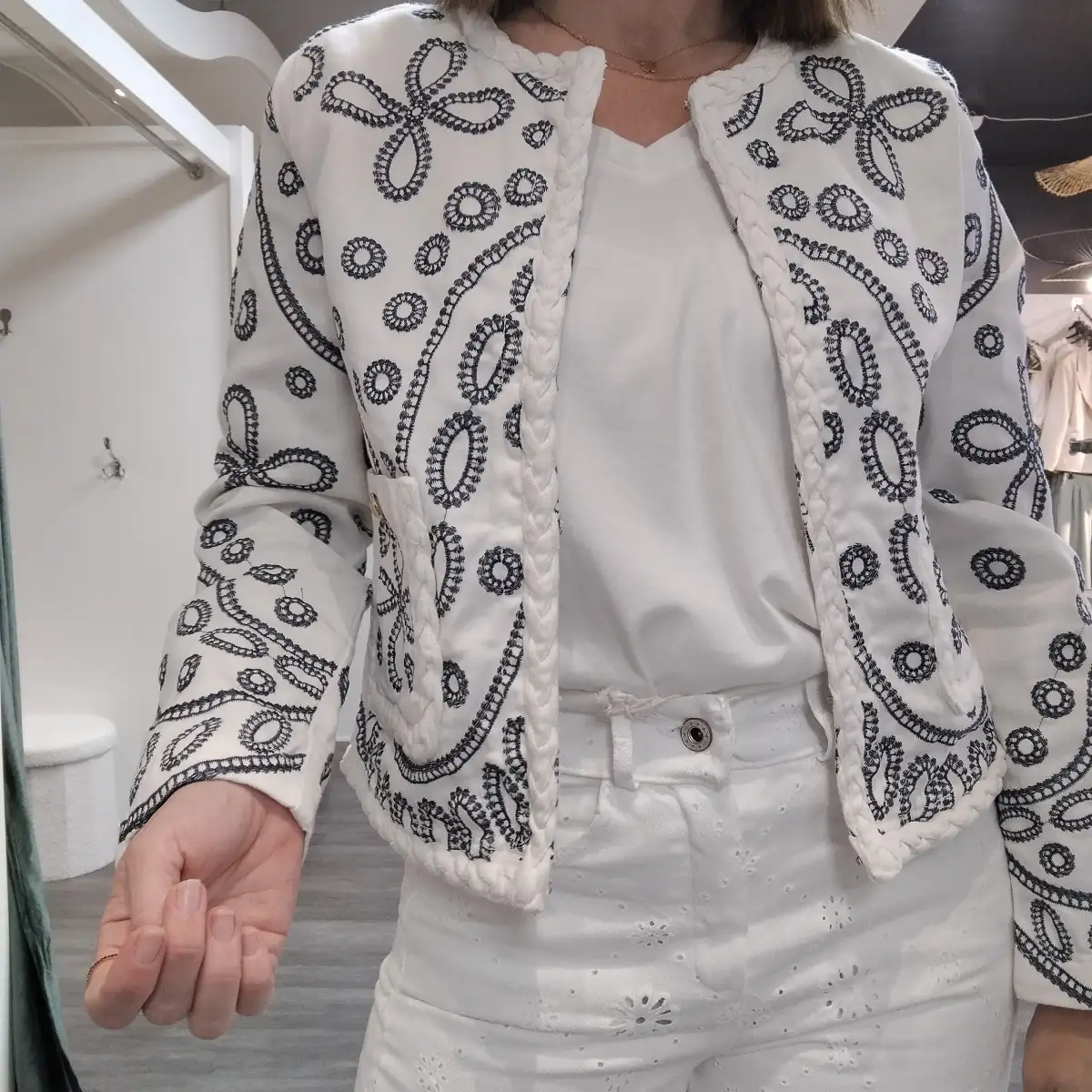 Veste blanche broderies