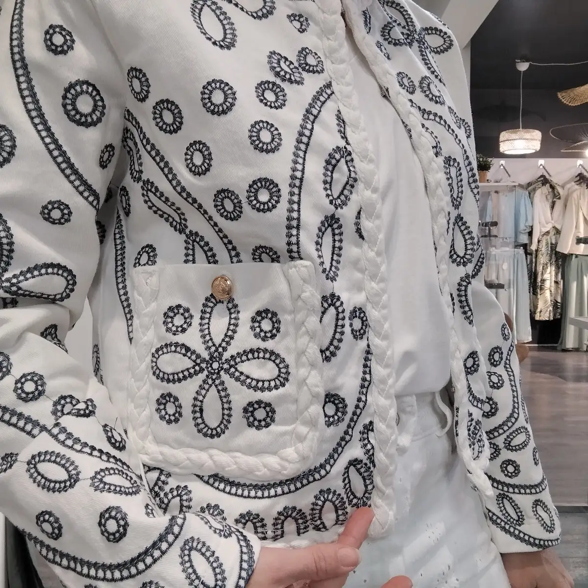 Veste blanche broderies
